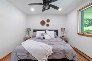 3 bedrooms, iron/ironing board, WiFi, bed sheets