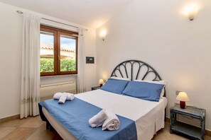 3 bedrooms, travel cot, WiFi - 8 bed single-family villa of approximately 135 mq. with independent entrance and private swimming pool consisting of two double bedrooms, one bedroom with two beds (rarely bunk beds), living room with sofa beds and TV corner with satellite TV, kitchenett (Costa Rei)