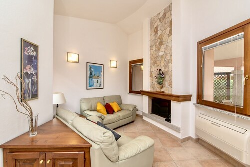 8 bed single-family villa of approximately 135 mq. with independent entrance and private swimming pool consisting of two double bedrooms, one bedroom with two beds (rarely bunk beds), living room with sofa beds and TV corner with satellite TV, kitchenett