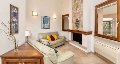 8 bed single-family villa of approximately 135 mq. with independent entrance and private swimming pool consisting of two double bedrooms, one bedroom with two beds (rarely bunk beds), living room with sofa beds and TV corner with satellite TV, kitchenett