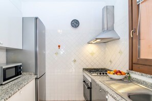 Køleskab, mikrobølgeovn, ovn, kogeplade