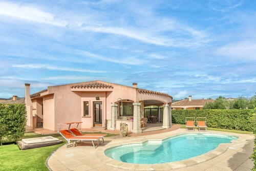 8 bed single-family villa of approximately 135 mq. with independent entrance and private swimming pool consisting of two double bedrooms, one bedroom with two beds (rarely bunk beds), living room with sofa beds and TV corner with satellite TV, kitchenett