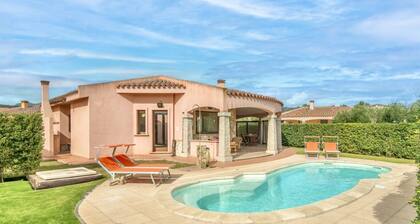 8 bed single-family villa of approximately 135 mq. with independent entrance and private swimming pool consisting of two double bedrooms, one bedroom with two beds (rarely bunk beds), living room with sofa beds and TV corner with satellite TV, kitchenett