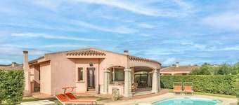 8 bed single-family villa of approximately 135 mq. with independent entrance and private swimming pool consisting of two double bedrooms, one bedroom with two beds (rarely bunk beds), living room with sofa beds and TV corner with satellite TV, kitchenett