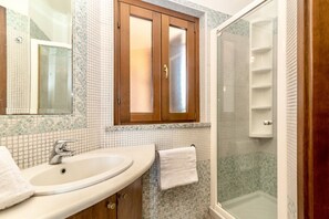 Regadera, secadora de cabello, bidet 