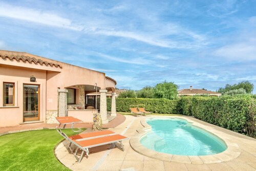 6-bed single-family villa of approximately 120 m2. with independent entrance and private swimming pool consisting of two double bedroom, bedroom with two beds (rarely bunk beds), living room with sofas and TV corner with satellite TV, kitchenette equippe