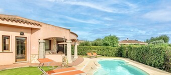 6-bed single-family villa of approximately 120 m2. with independent entrance and private swimming pool consisting of one double bedroom, bedroom with two beds (rarely bunk beds), living room with sofas and TV corner with satellite TV, kitchenette equippe