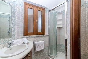 Dusche, Haartrockner, Bidet
