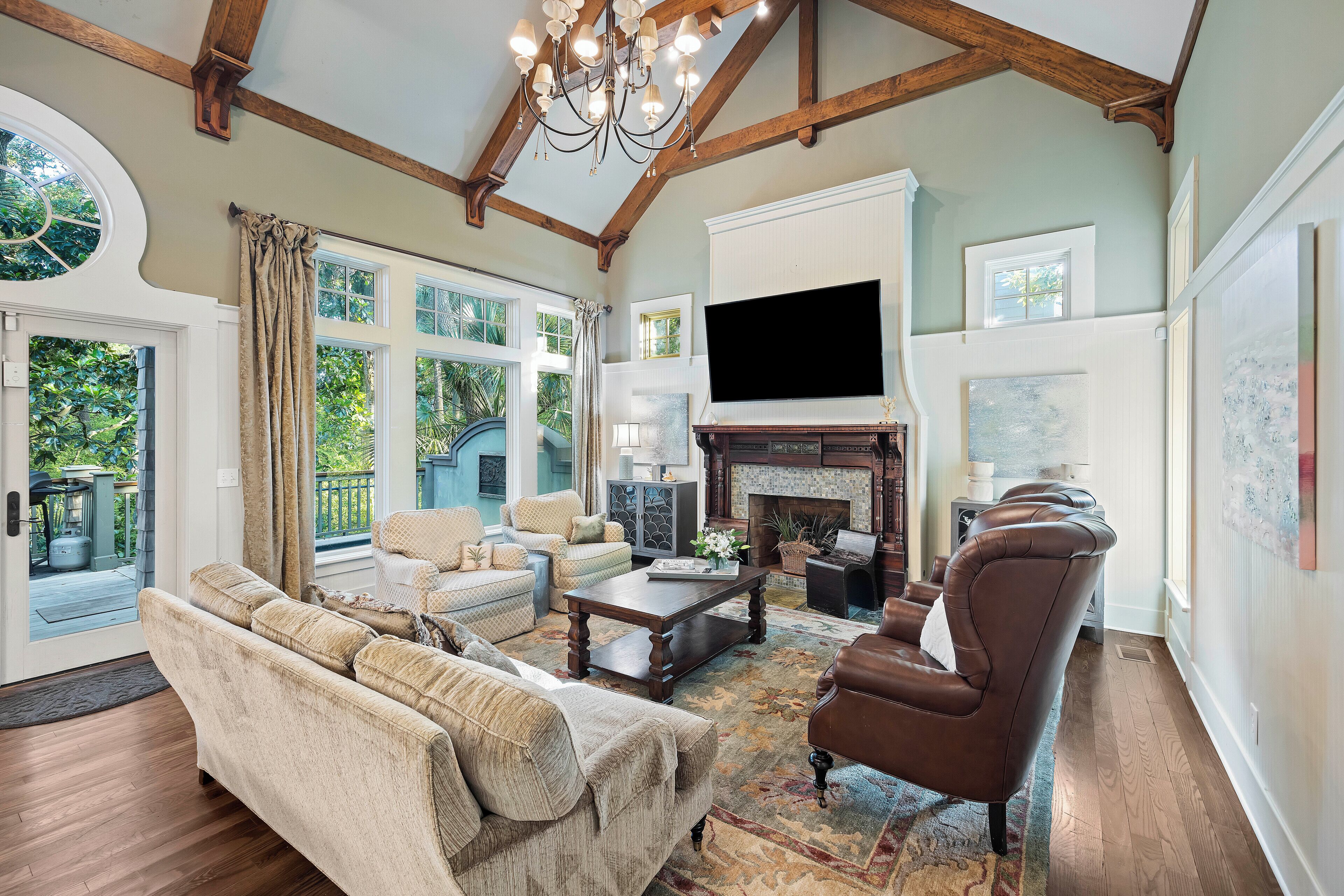 Téléviseur connecté, table de baby-foot, livres