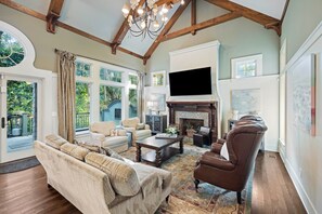 TV connectée, baby-foot, livres