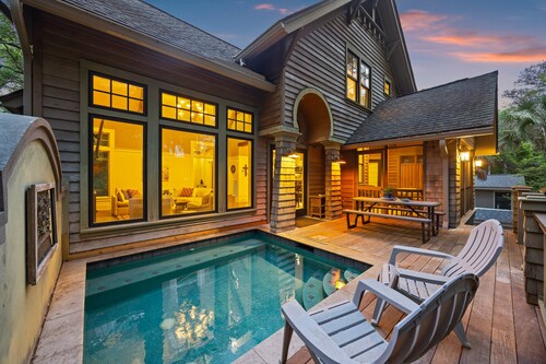 West Beach Kiawah on Surfscoter! POOL, Close to Beach, Private Setting, Foosball, Luxury Home!