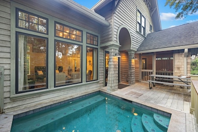 West Beach Kiawah on Surfscoter! POOL, Close to Beach, Private Setting, Foosball, Luxury Home!