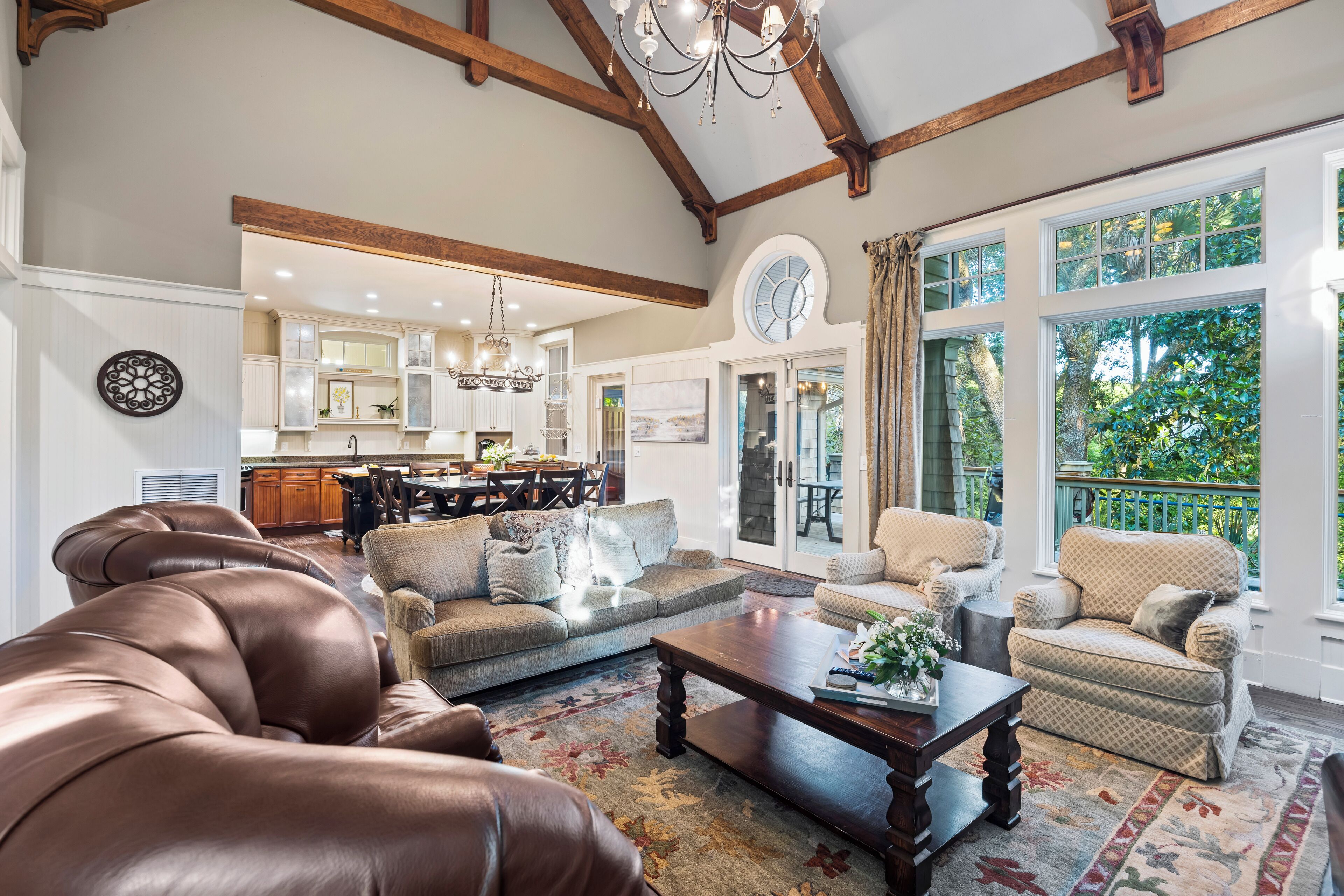 Téléviseur connecté, table de baby-foot, livres