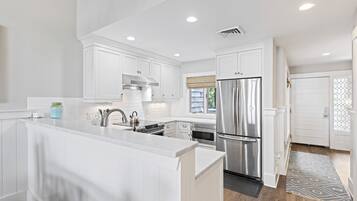 ثلاجة، ميكروويف، فرن، موقد طهي مسطح