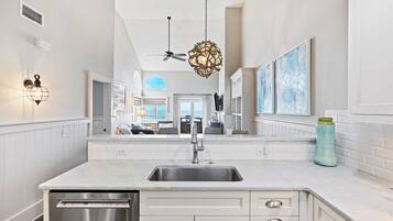 ثلاجة، ميكروويف، فرن، موقد طهي مسطح