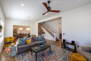 Smart TV, fireplace, books - *Sleeps 14  *Walk to Downtown *Playhouse *BBQ (Prescott)