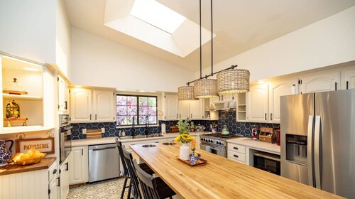 *Sleeps 14  *Walk to Downtown *Playhouse *BBQ