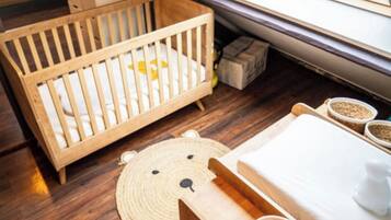 4 bedrooms, iron/ironing board, WiFi, bed sheets