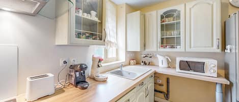 Fridge, oven, stovetop, dishwasher