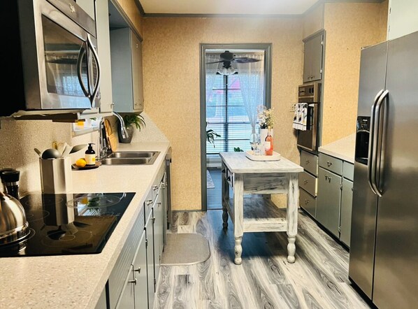 Private kitchen - Cozy 2-bedroom house centrally located to everything in Hot Springs, AR (Hot Springs)