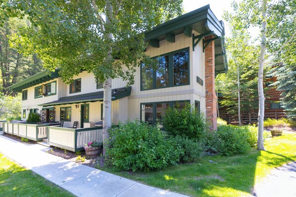 Exterior - Elegant Three Suite Condo Steps to Warm Springs Lodge (Ketchum)