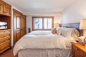 3 bedrooms, iron/ironing board, free WiFi, bed sheets - Elegant Three Suite Condo Steps to Warm Springs Lodge (Ketchum)