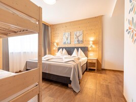 3 habitaciones, muebles diferentes y ropa de cama 