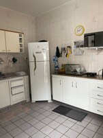 Nagyméretű hűtő/fagyasztó, mikrohullámú sütő, sütő és kenyérpirító