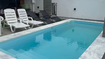 Sisäuima-allas, 2 ulkouima-allasta