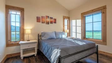 2 عدّة غرف نوم ومكواة/لوح كي وسرير سفر وملاءات أسرّة