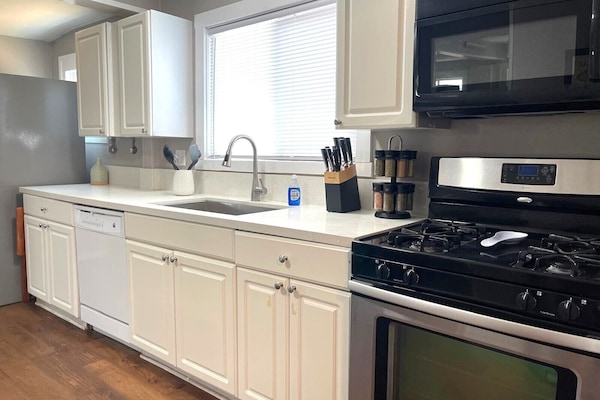 Geladeira, micro-ondas, fogão, cooktop