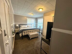 4 sovrum, skrivbord, strykjärn/strykbräda och resesäng