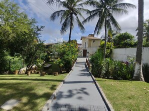 Property grounds - Casa em Vilas do Atlântico com Piscina Perto da Praia (Vilas do Atlântico Lauro de Freitas)
