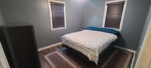 2 bedrooms, desk, WiFi, bed sheets - Inkcarceration Blue Sapphire Cottage, Close to Venue (Mansfield)