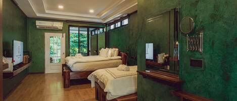 Kamar Double Klasik, pemandangan sungai | Seprai premium, minibar, brankas, dan tirai kedap cahaya