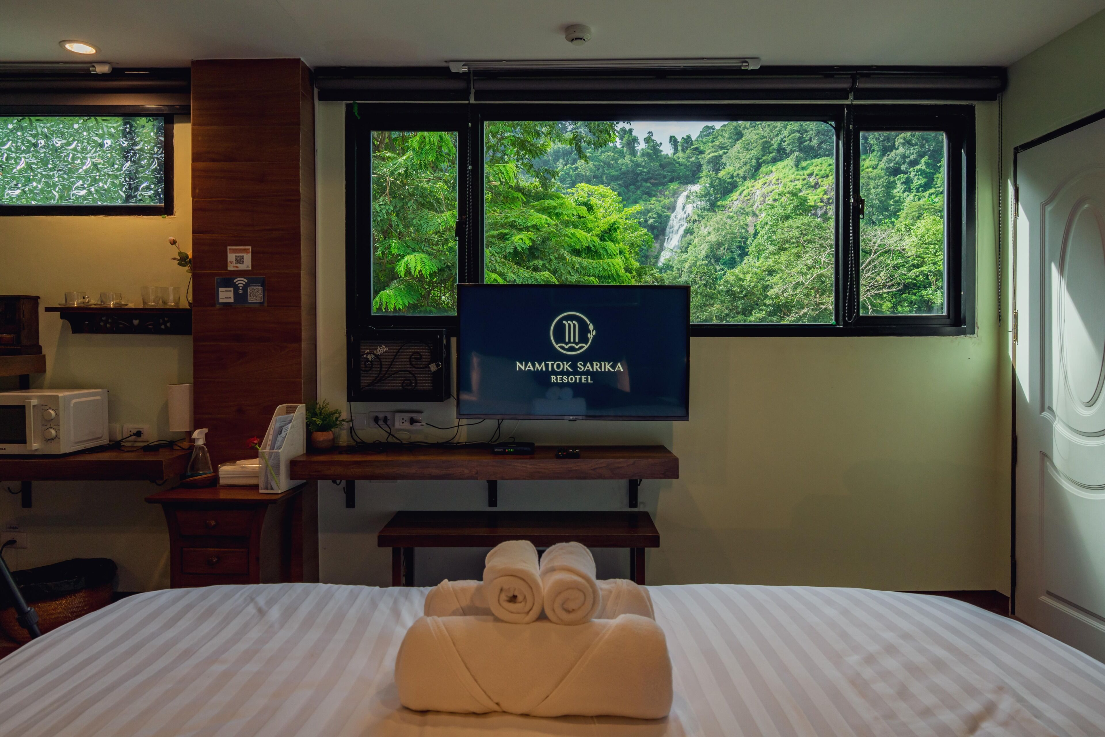 Exclusive Double Room, Balcony, Corner | Peti besi dalam bilik, langsir/tirai gelap terus, Wi-fi percuma 