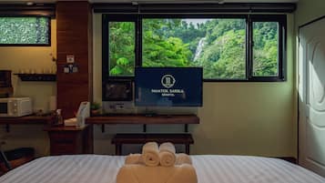 Exclusive Double Room, Balcony, Corner | Peti besi dalam bilik, langsir/tirai gelap terus, Wi-fi percuma