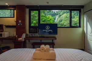 独特双人房, 阳台, 转角 | 高档床上用品、迷你吧、客房内保险箱、遮光窗帘