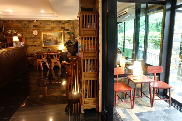 Lobby lounge