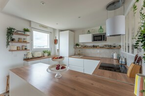 Fridge, microwave, oven, dishwasher - Appartement Duplex Andréia - Welkeys (Bordeaux)