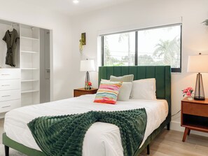 5 dormitorios, tabla de planchar con plancha, cuna de viaje