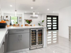 ثلاجة، ميكروويف، فرن، موقد طهي مسطح