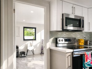 Private kitchen - Villa Palma: Heart of Miami | 5 min to Miracle Mile (Miami)
