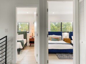 5 habitaciones, tabla de planchar con plancha y cuna de viaje