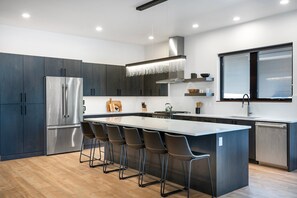 Réfrigérateur, micro-ondes, four, lave-vaisselle