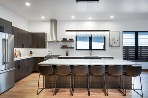 Fridge, microwave, oven, dishwasher - New! Bella Alta Luxury Escape - Sleeps 8 (Whitefish)