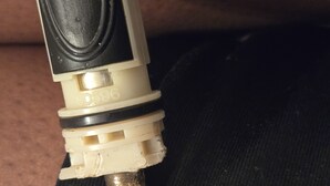 Eine Nahaufnahme eines Maschinenteils mit der Nummer 60696.