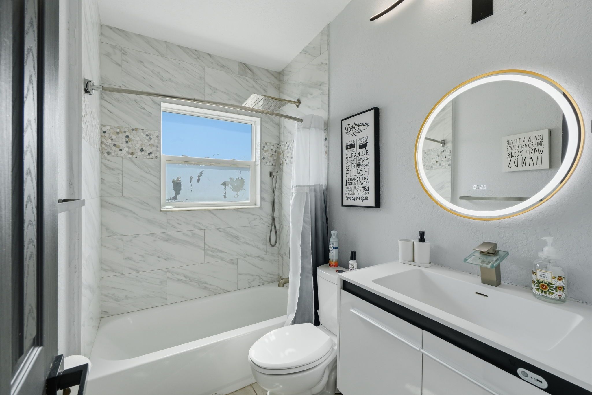 Un baño moderno con ducha, inodoro y lavabo.