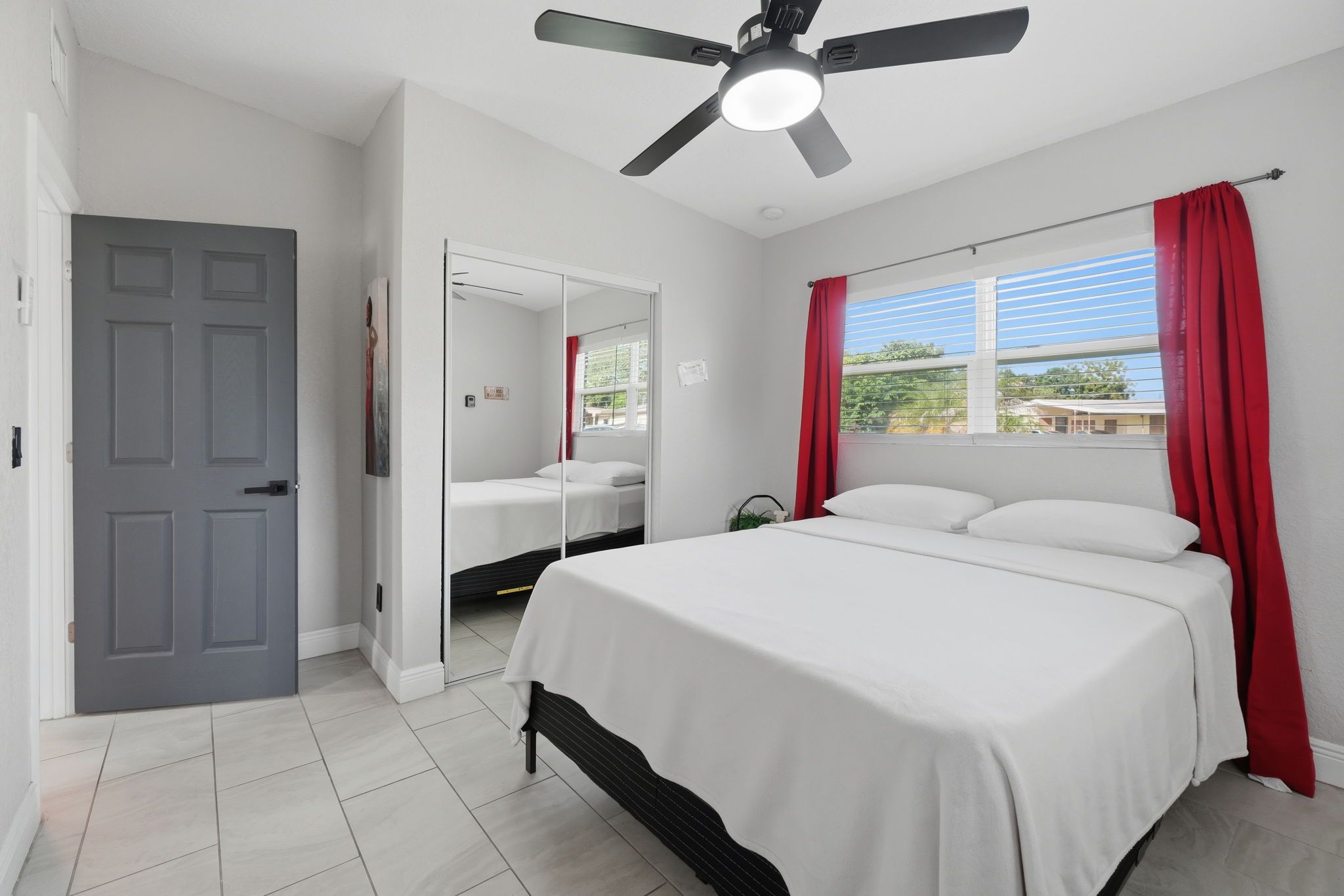 6 bedrooms, desk, iron/ironing board, travel crib