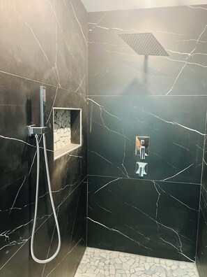 Bruser, hårtørrer, håndklæder, Sæbe